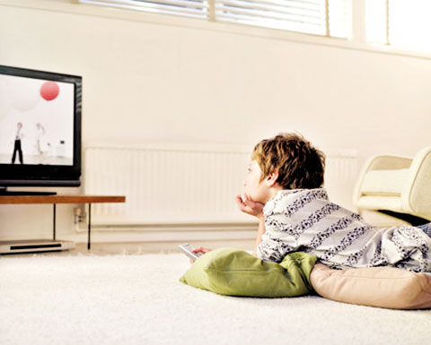 Tác hại khi cho trẻ xem tivi quá sớm