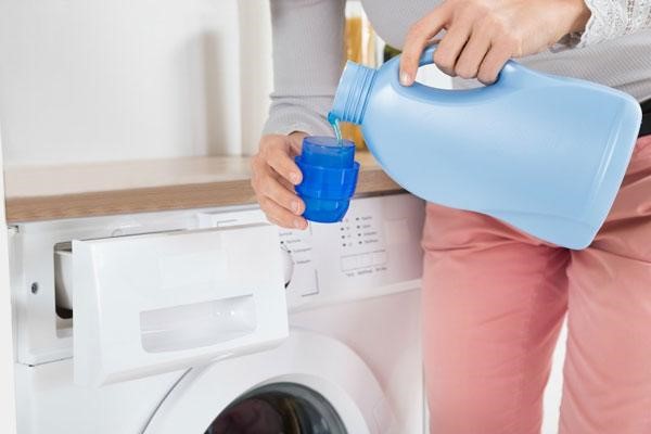 Mách Bạn Cách Dùng Nước Xả Vải Đúng Cách Khi Giặt Máy