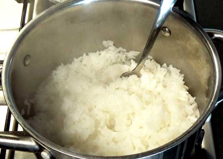 4 mẹo nhỏ chữa cơm bị sống, nhão, hoặc khê