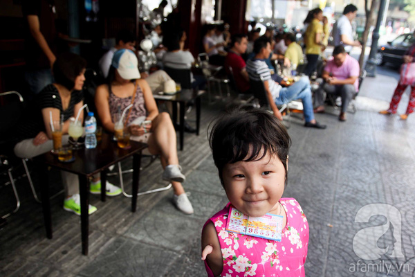 Không có hè, cũng chẳng có Tết thiếu nhi, những đứa trẻ này vẫn hồn nhiên mưu sinh giữa dòng đời